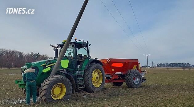 Pardubice'de bir traktör sürücüsü tarladaki yüksek gerilim direğine çarptı