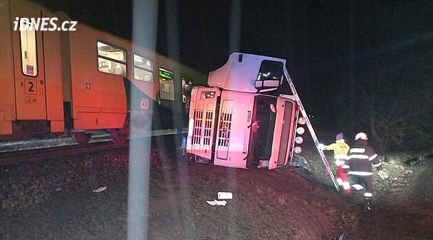 Jičín tren istasyonunda bir trenin bir kamyonla çarpışması