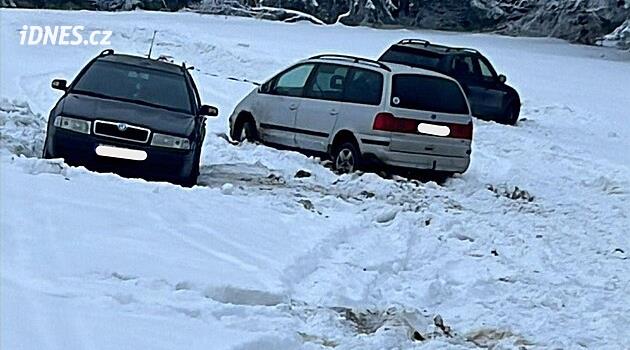 Polevské vrch'te üç arabanın gece sürüşü kros parkurunu yok etti