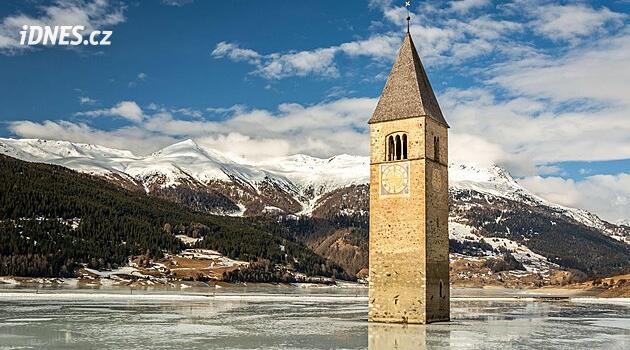 Na bruslích kolem kostelní věže vyrůstající z ledu. Vydejte se k Reschensee