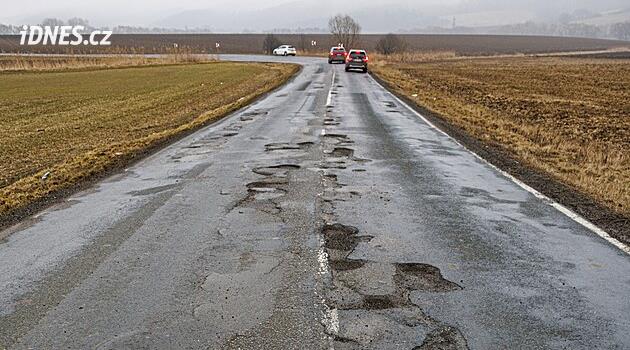 Silnice plné kráterů. Je to nejhorší za poslední roky, líčí cestáři