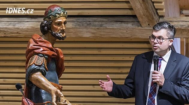 Před lety ukradli Piláta z pašijové cesty v Římově, teď se socha vrací domů