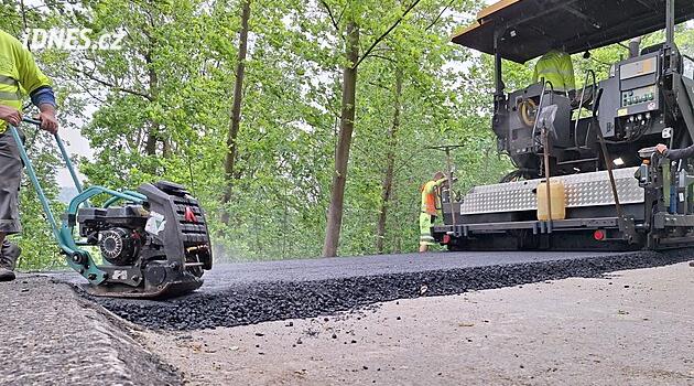 Pohled'de yol kıvrılıyor, sürücüler trafik ışıklarını bekliyor
