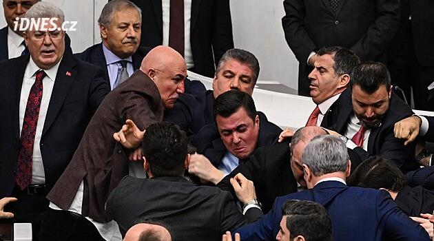Rvačka v tureckém parlamentu: opozice bránila ministrovi nastoupit do funkce