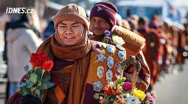 Pěšky i na invalidním vozíku. Buddhističtí mniši pochodovali za mír 3700 kilometrů