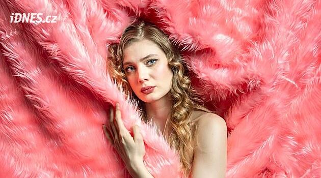 Daniela Špinar, Hájková, Krečmar ve Kobr'un parladığı Hradec'te Bir Kadının Portresi romanını sahneledi