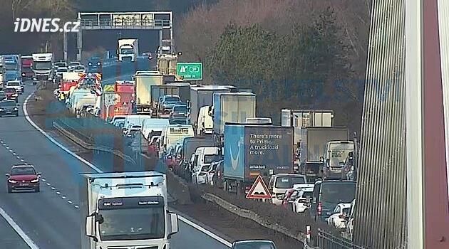 Hromadná nehoda uzavřela dálnici D11. Bouralo pět osobních aut a náklaďák