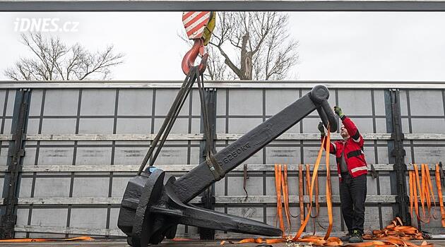Šest a půl tuny v černém. Kotva z poslední tuzemské námořní lodi dorazila do Česka