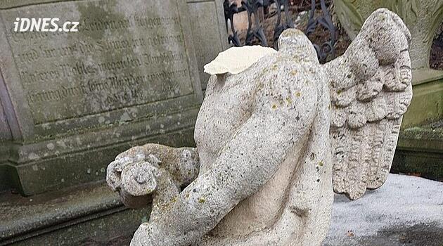 Ze sousoší odnesl dva anděly, dalšímu ulomil hlavu. Policie pátrá po zloději