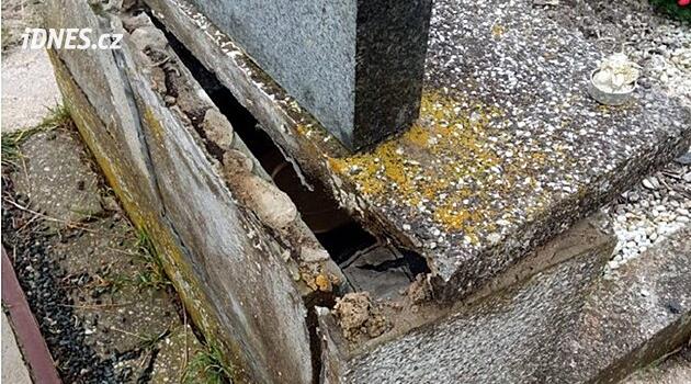 Z uren vysypal popel, poničil hroby i márnici. Policie pátrá po vandalovi