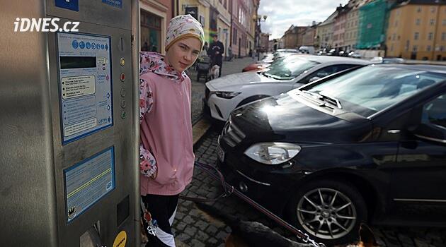 Cheb ücretsiz park yerini sınırlayacak, sürücüler yeni fiyat listesine göre ödeme yapmaya başlayacak