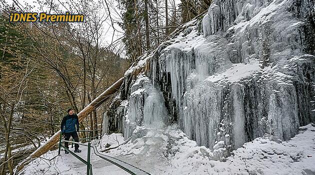 Skalním tunelem do údolí zamrzlých vodopádů. Tak kouzlí Riegrova stezka