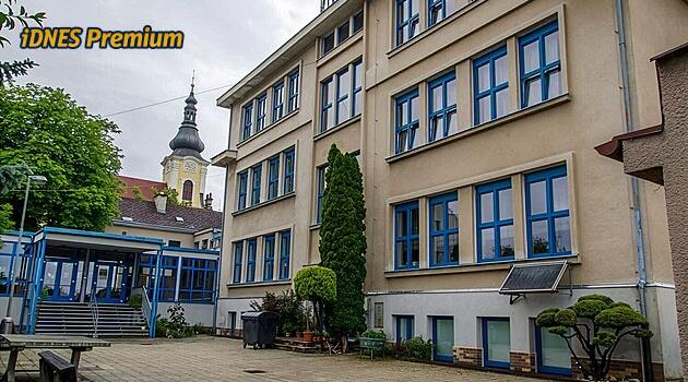 Rum, vaječňák i podivné odměny. Kontrola účetnictví školy odhalila milionové škody