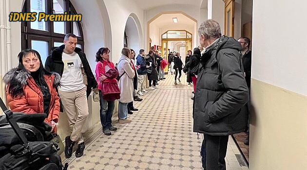 Týrané štěně se uškrtilo vodítkem. K soudu dorazily davy, lidé žádají přísnější tresty