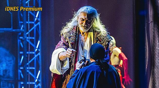 RECENZE: Démonický a loučící se Hůlka jako Dracula lačnil po krvi v O2 areně