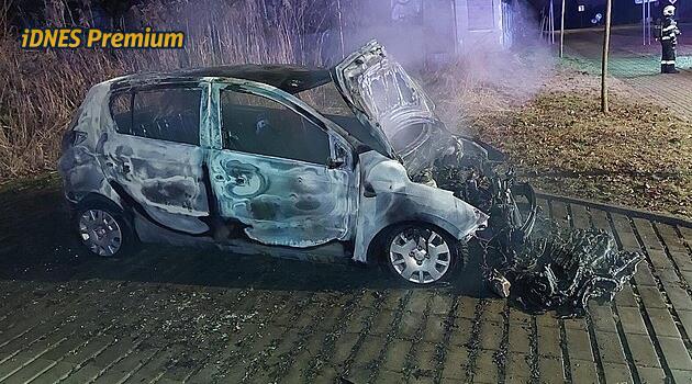 Politici hledají postavu na pozadí žhářského útoku, odměnu 200 tisíc dají ze svého