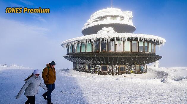 Lidí málo a pizza za tři stovky. Zimní pouť na Sněžku nadchne i provětrá peněženku