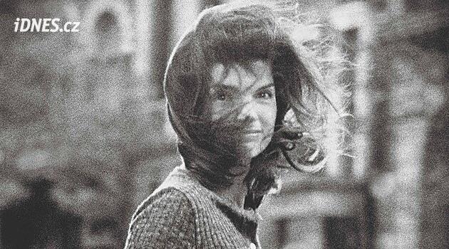 Vítr jí zcuchal vlasy, něžně se usmála. Dotěrný paparazzo však Jackie otrávil život