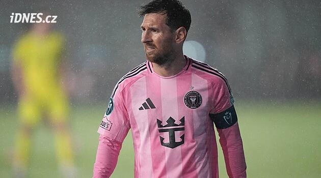 Nejdřív emotivní gól, pak plácnutí soupeře. Messi vyfasoval pokutu od disciplinárky