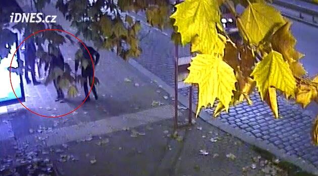 Surový útok na zastávce v Praze. Muž zlomil napadenému čelist