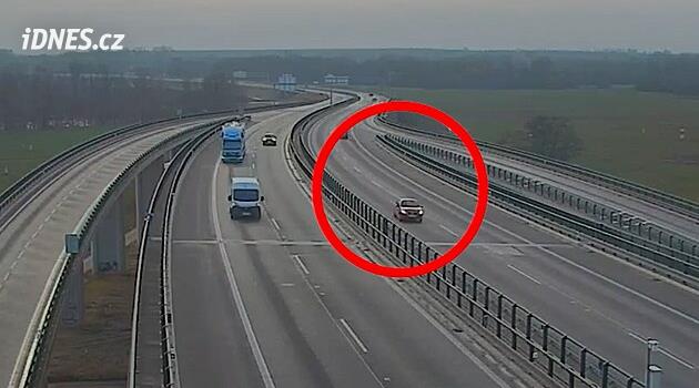 VIDEO: Senior zazmatkoval a najel na dálnici do protisměru, policistům nezapíral