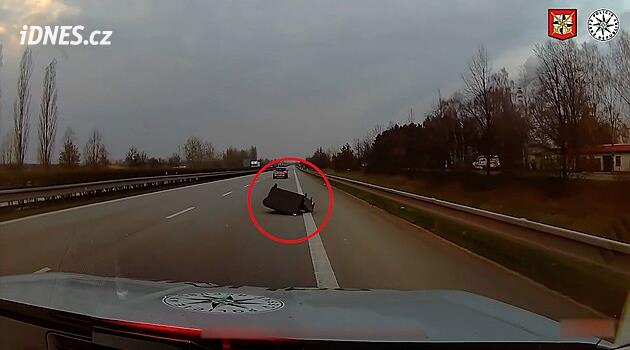 VIDEO: Řidič za jízdy ztrácel náklad. Gauč přistál těsně před policejním vozem