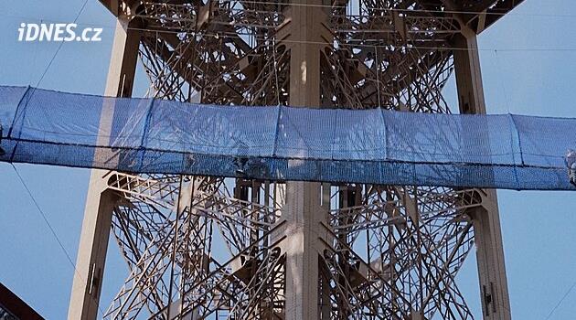 Adrenalin nad Paříží. Na Eiffelově věži otevřeli visutý most pro turisty