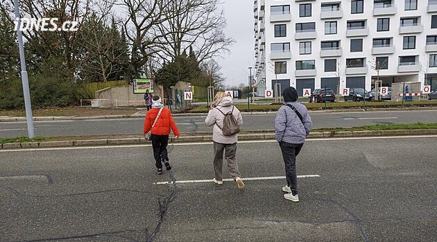 Chodník vede do čtyřproudovky. Utněte nebezpečné přebíhání přechodem, žádají místní