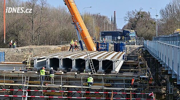 Růst cen ropy už prodražil plasty, izolace i asfalt. První stavby mají problémy