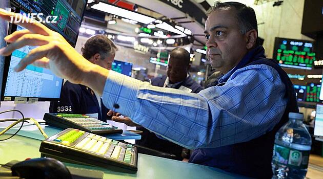 Trhy vyhlížejí konec války, ropa sklouzla zpět pod hranicí 100 dolarů