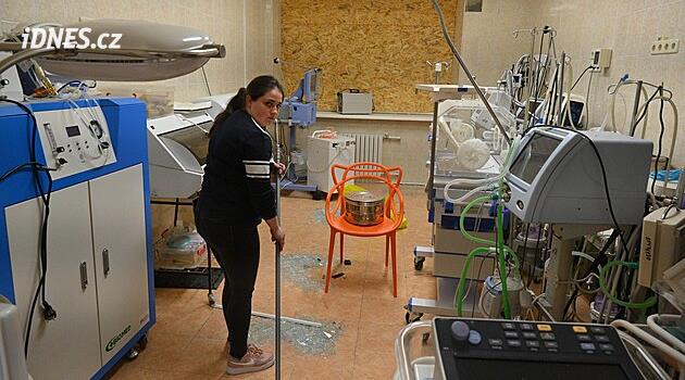 Rusové zasáhli porodnici v Oděse, Ukrajinci udeřili na rafinerii a továrny