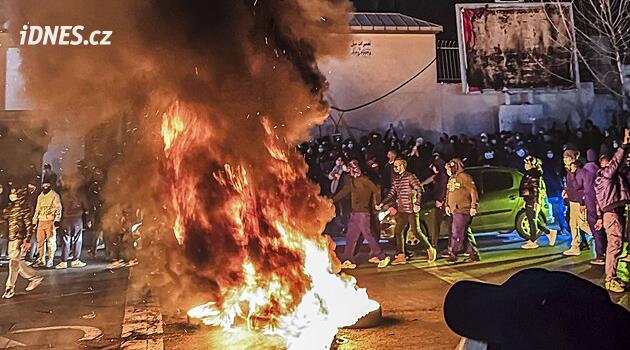 „Jednal ve prospěch USA.“ Írán popravil muže za útok na sklad munice