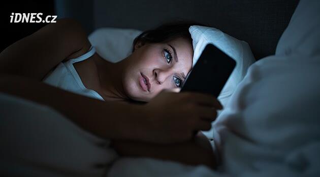 Třetina Čechů nakupuje online v noci. Někdy dokonce i z WC, ukázal průzkum