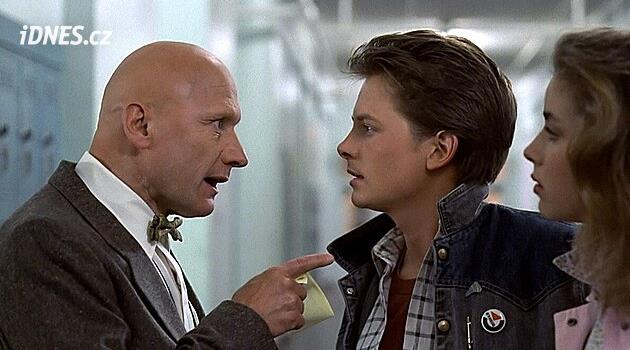 „Ten chlap snad nikdy neměl vlasy.“ Zemřel přísný ředitel z Návratu do budoucnosti