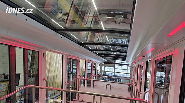 VIDEO: Nové vozy pro petřínskou lanovku jsou už v Česku. Brzy je posadí na trať