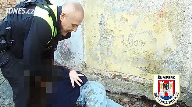 VIDEO: Zvracení a křeče. Školačky zkoušely HHC a marihuanu, jedna zkolabovala