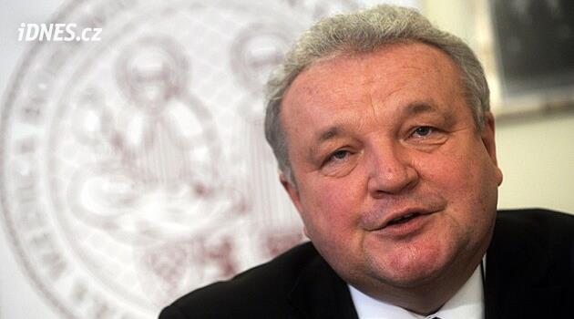 Zemřel porodník Jaroslav Feyereisl, čtvrt století vedl podolský ústav