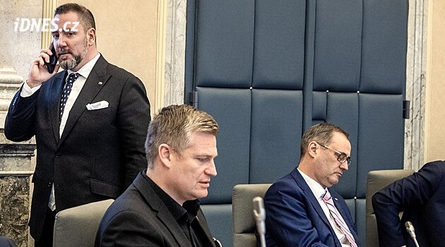 Podezřelý nález. V jednacím sále vlády leželo nahrávací zařízení, policii to nikdo neřekl
