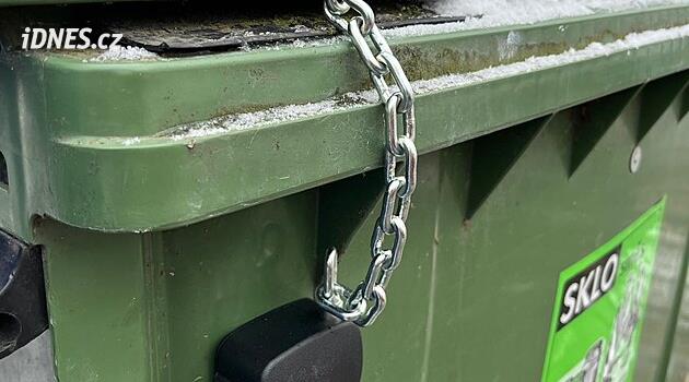 Opava cam kapları kilitledi, düzensiz insanlar da oraya karışık atık attı