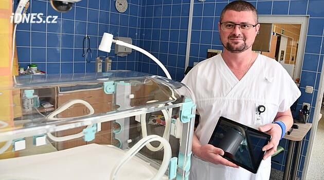 Maminky v Krnově sledují své novorozence přes tablet, díky kameře nad inkubátorem
