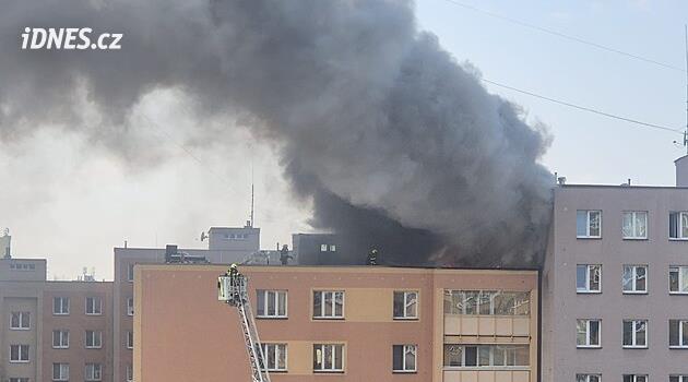 Ostrava'da Nádražní Caddesi'ndeki bir panel evin çatısı yanıyordu