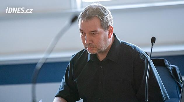 Říkal, že je doktor a pomůže nám, líčili svědkové v případu zneužití opilé nezletilé
