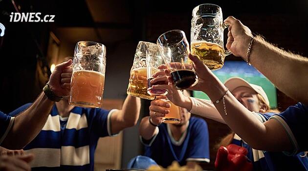 Návštěva se zvrtla. Muž si z baru přivedl domů mladíka, ten ho zbil a okradl