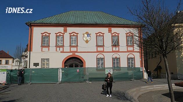 Žďár'ın merkezindeki binanın cephesi yeniden renklenecek