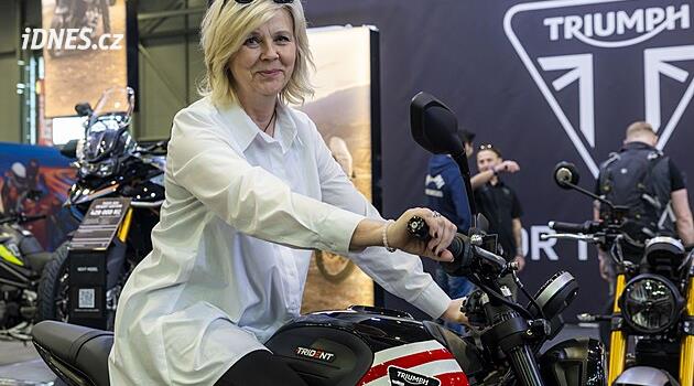 First Lady Eva Pavlova'ya Triumph Trident 660