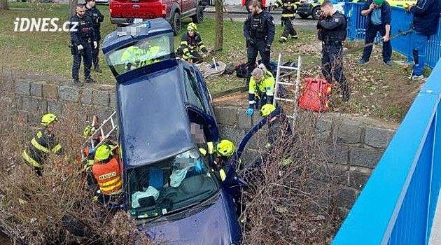 Chomutov'daki son sınıf öğrencisi kontrolü kaybetti ve kendini nehir yatağına attı