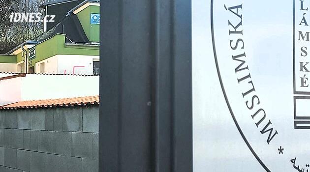 Hákové kříže a slepice bez hlavy. V Teplicích zaútočili na modlitebnu muslimů