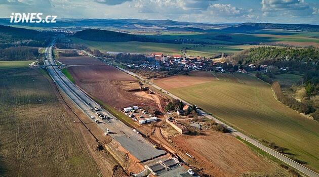 Záběry ukazují výstavbu dálnice D6 z výšky. ŘSD narazilo problémy