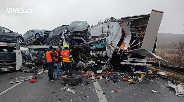 Děsivě vyhlížející nehoda. D8 zastavil karambol tří kamionů, jeden převážel auta