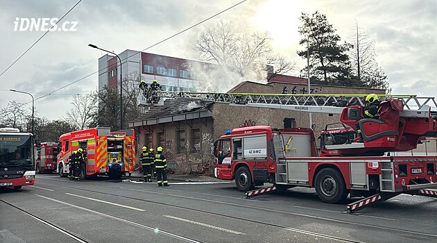 Požár střechy opuštěné budovy v Michli. Hasiči už mají oheň pod kontrolou